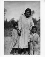 A225: Sarah Crow with two children, Pauingassi, Manitoba, 1933