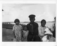 A229: Jacob Owen (Es) and family, Pauingassi, Manitoba, circa 1930s