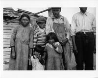 A221: James Owen (Wechanimaash), Lillian Owen (Maa'aanjosh), and four children, Pauingassi, Manitoba, 1933