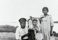 A228: William Owen (Maadoz) and family, Pauingassi, Manitoba, circa 1930s