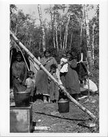 A092: Two Ojibwe women and four children, at zhaabandowaan of John Keeper, Sr. (Giiwichens), Little Grand Rapids, Manitoba, circa 1930s