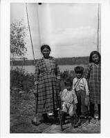 A254: Bimose and three children, Poplar Hill, Ontario, circa 1930s