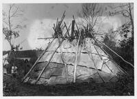 A091: John Keeper, Sr. (Giiwichens) and family in front of zhaabandowaan, Little Grand Rapids, Manitoba, circa 1930s