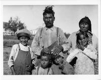 A131: Alexander Bushie (Noojibine), Miizhakii, and children, Little Grand Rapids, Manitoba, circa 1930s