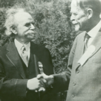 U4.1.42 Franz Boas and Thomas Hunt Morgan, shaking hands.