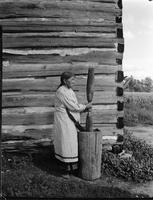 599: Jemima Gibson, pounding corn with wooden mortar for festival at Onondaga Longhouse