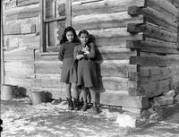 905p: Children in front of Hannah Buck's log house