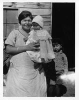 D063: Nipissing, Marion Beaucage (Iizaakkwe) with two unidentified children