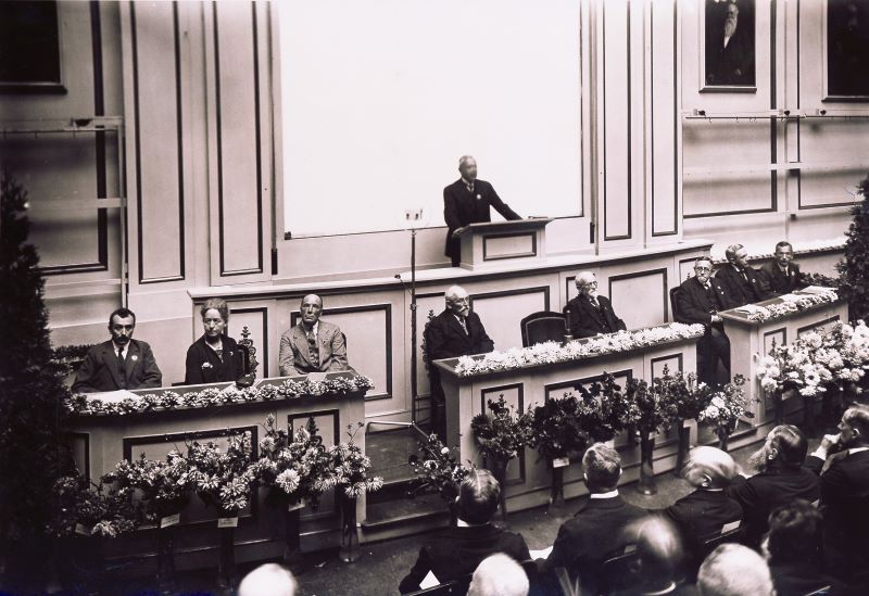 Photograph from the 5th International Congress of Genetics in Berlin in 1927. Kristine Bonnevie is the only woman out of 8 panelists.