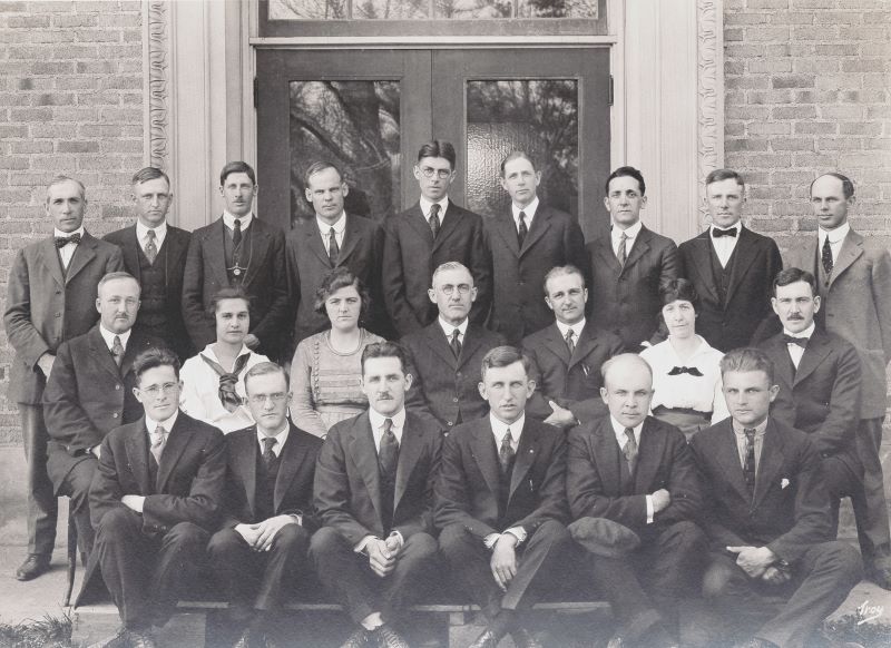 Class portrait of the Cornell University Department of Genetics in 1920, featuring 3 women in a large group of men.